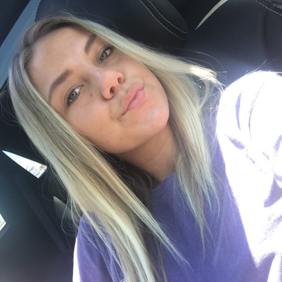 Profile Picture of Caitlin Schamberger (@caitscham12) on Poshmark