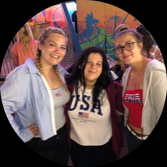Profile Picture of Samantha Kubes (@samkubes12) on Poshmark
