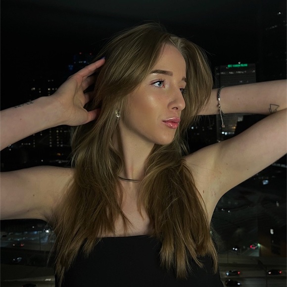 Profile Picture of Dea Pushkolli (@deapushkolli) on Poshmark