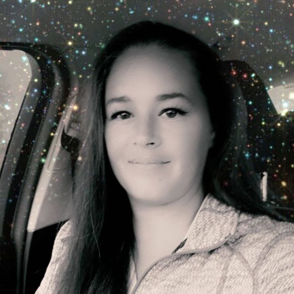Profile Picture of Elizabeth Jaster (@lizjaster) on Poshmark
