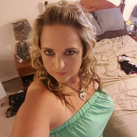 Profile Picture of Jen Calufetti (@jlcalufetti) on Poshmark