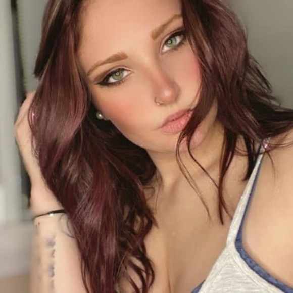 Profile Picture of Brynthia Pierce (@bryn674) on Poshmark