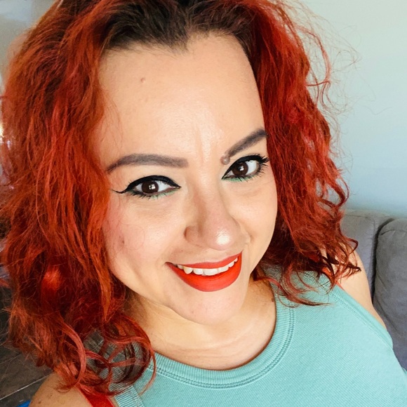 Profile Picture of Jennifer Isasa (@alexis_isasa) on Poshmark