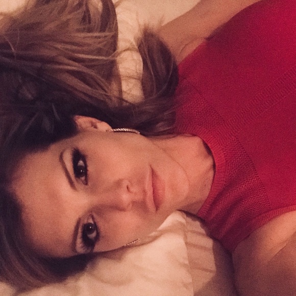 Profile Picture of Nala Caiello (@nikkicaiello) on Poshmark