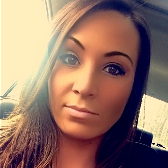 Profile Picture of Rachel Simcox (@rachelmarie225) on Poshmark