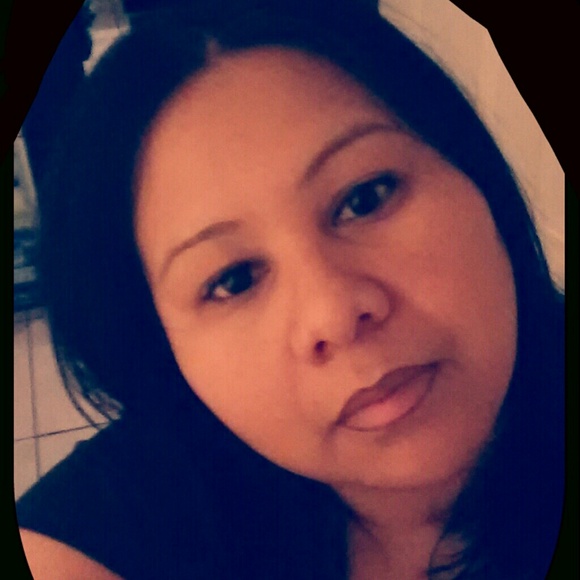 Profile Picture of Anna Cocotle (@gordita76) on Poshmark