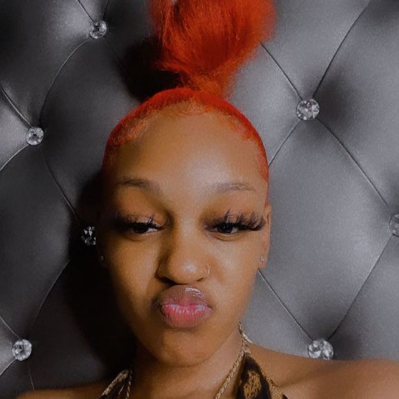 Profile Picture of Ebonie Woods (@brfjjx) on Poshmark