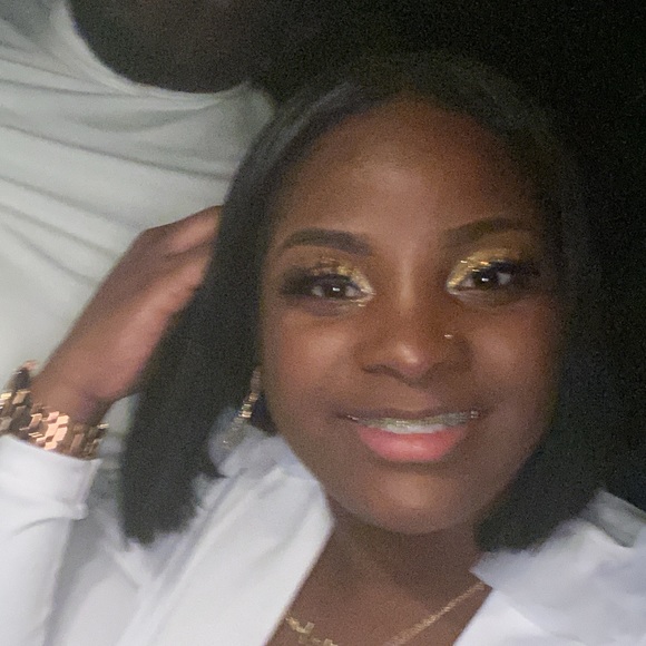 Profile Picture of Bobbiejean Greathouse (@prettybobbieb) on Poshmark