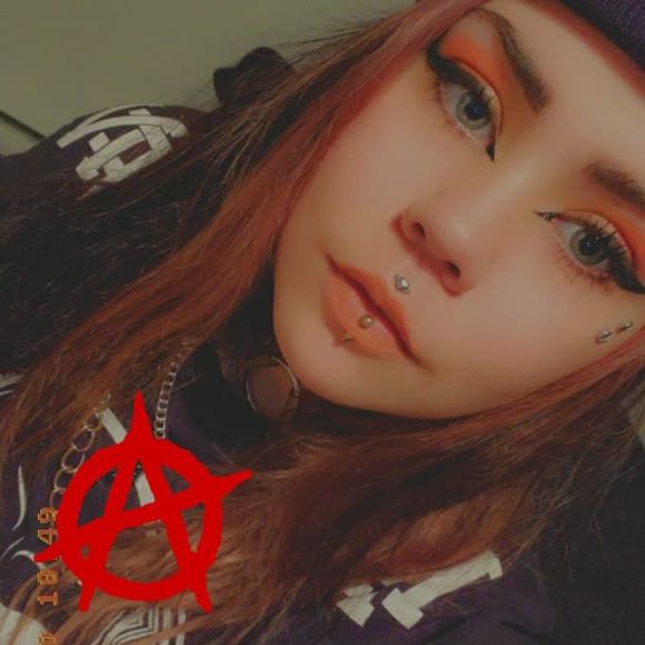 Profile Picture of Owo Owo (@roxyowo) on Poshmark