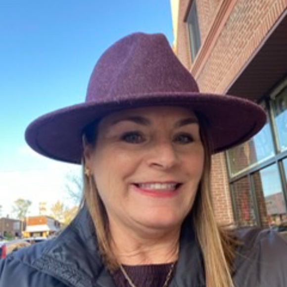 Profile Picture of Christine Weigel (@cweigel13) on Poshmark