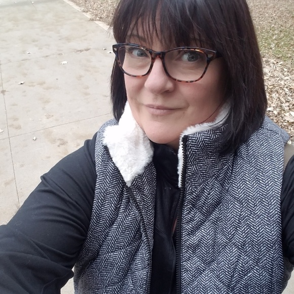 Profile Picture of Danielle Dostal (@drdostal) on Poshmark