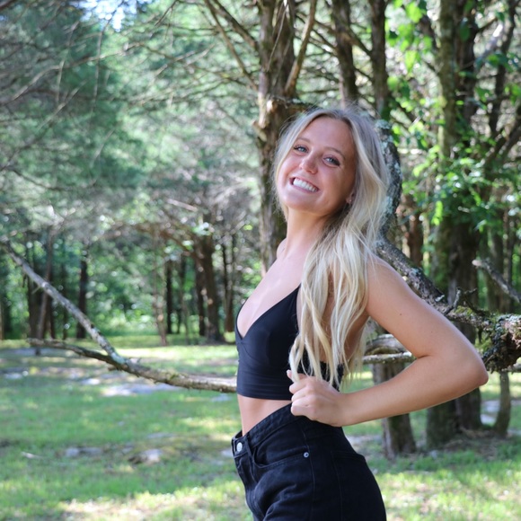 Profile Picture of Jane Cluff (@janeecluff) on Poshmark