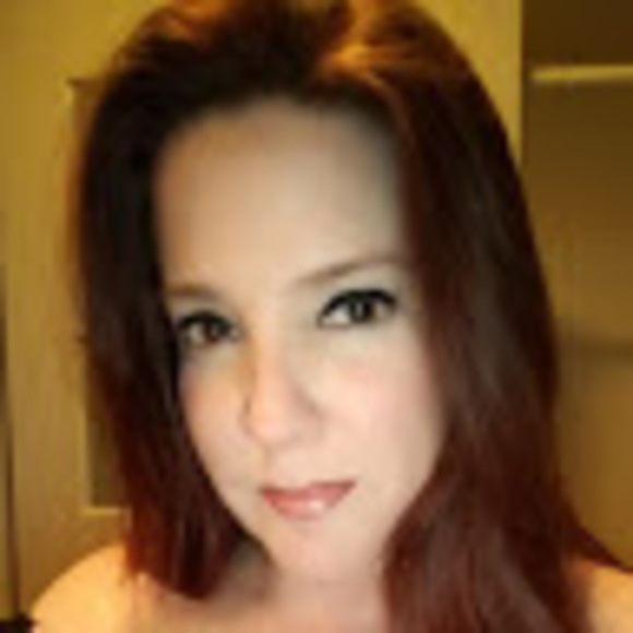 Profile Picture of Benigna Whitson (@benignaw1975) on Poshmark