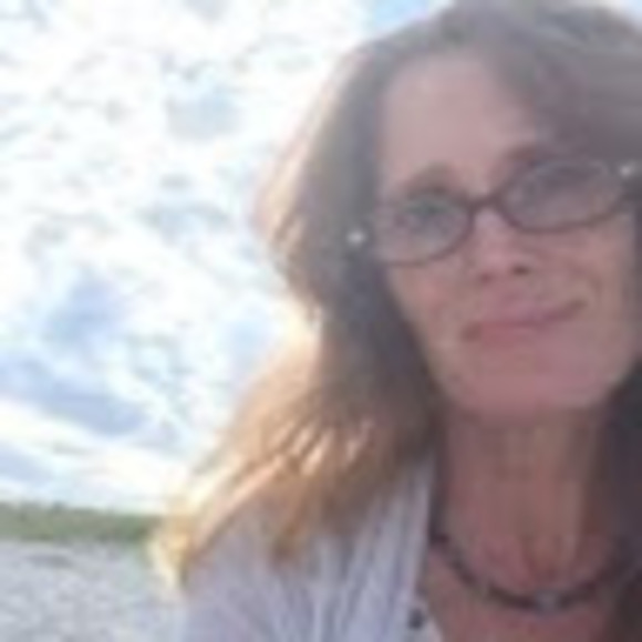 Profile Picture of Anne Roberts (@anne902) on Poshmark