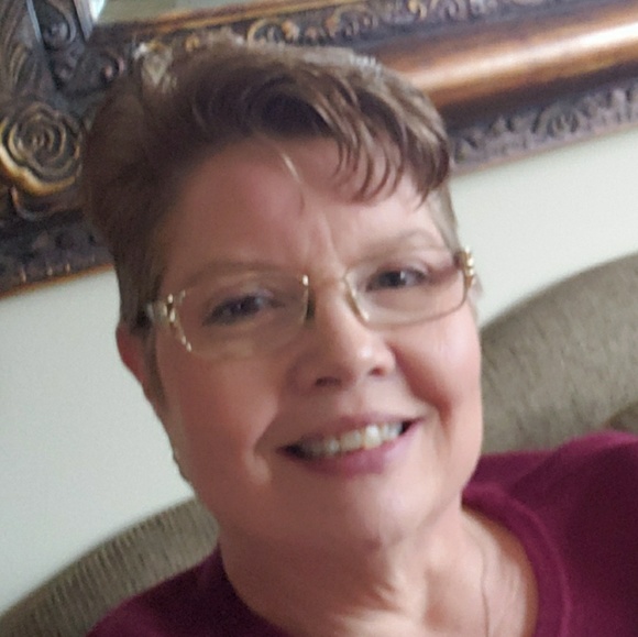 Profile Picture of Kim Mccarty (@kimpoms566) on Poshmark