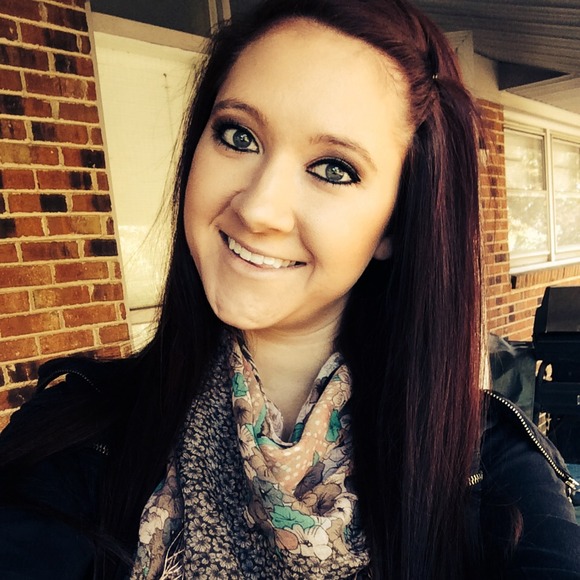 Profile Picture of Hayley Pethel (@hayleyxo12) on Poshmark