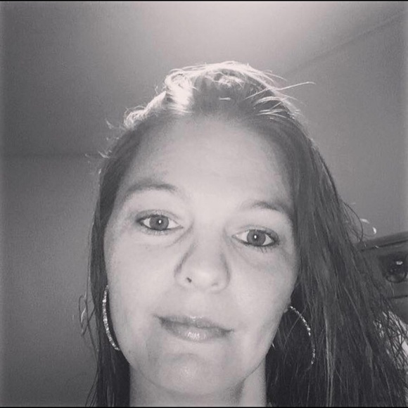 Profile Picture of Crystal Stokes (@crystalstokes37) on Poshmark