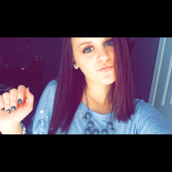 Profile Picture of Kristin Prosen (@kristinprosen_) on Poshmark