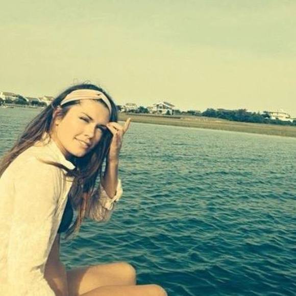 Profile Picture of Amanda Weber (@amwebba) on Poshmark