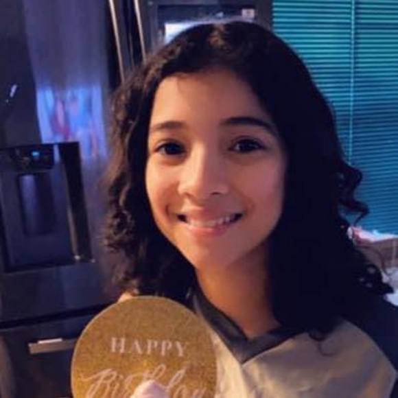 Profile Picture of Ramirez Mirella (@mirellaramirez) on Poshmark