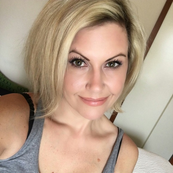 Profile Picture of Loralee Freund (@loralee74) on Poshmark