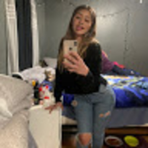 Profile Picture of Chantal Garcia (@chantiiss03) on Poshmark