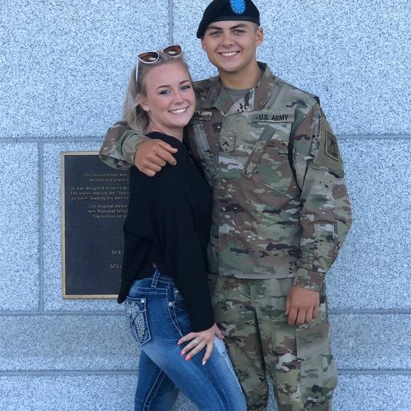 Profile Picture of Jessalyn Lohmeyer (@chikacheer15) on Poshmark