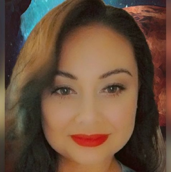 Profile Picture of Lara Young (@larascoggins) on Poshmark