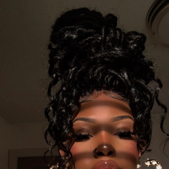 Profile Picture of Jada Hughes (@elistone) on Poshmark