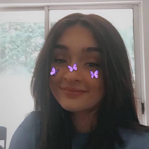 Profile Picture of Chloe Zierman (@chloezierman) on Poshmark