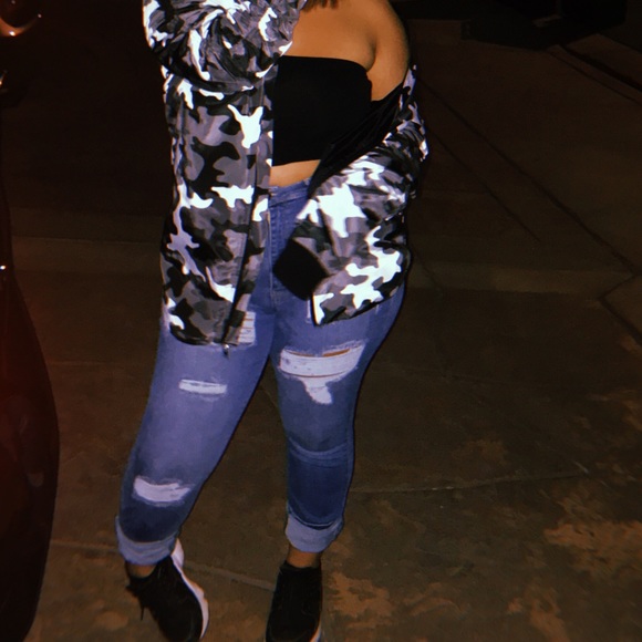 Profile Picture of Valerie Abrego (@v_abrego) on Poshmark