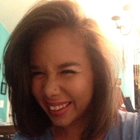 Profile Picture of Daniela Lam (@danielalamg) on Poshmark