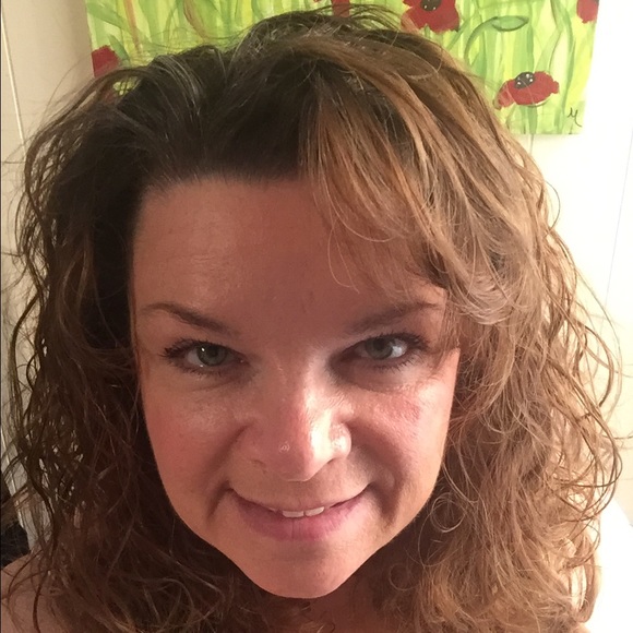 Profile Picture of Lisa Byroads (@lisamarie38930) on Poshmark