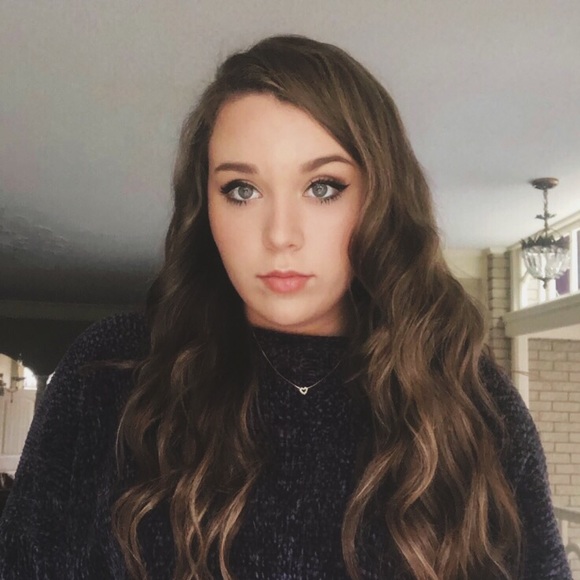 Profile Picture of Hannah Sellers (@hannahmariehm) on Poshmark