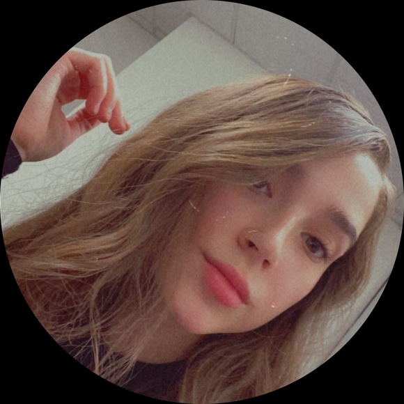 Profile Picture of Mackenzie James (@mackenziemilen) on Poshmark