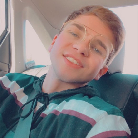 Profile Picture of Jonathan Bloomer (@jonbloom) on Poshmark