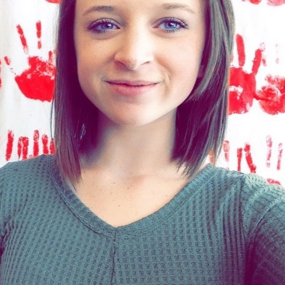 Profile Picture of Emma Kirschbaum (@ejkbaum) on Poshmark