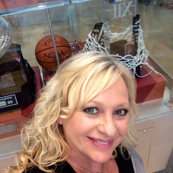 Profile Picture of Cyndi Copher (@cyndicopher) on Poshmark