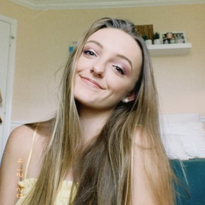 Profile Picture of Anna (@annaglass_) on Twitter