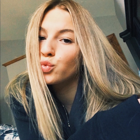 Profile Picture of Julia Gill (@jgill113) on Poshmark