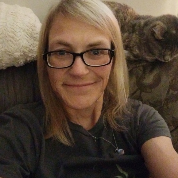 Profile Picture of Jennifer Fraunfelder (@jenngarner774) on Poshmark