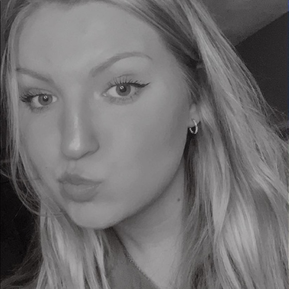 Profile Picture of Haley Peck (@haleyypeck) on Poshmark