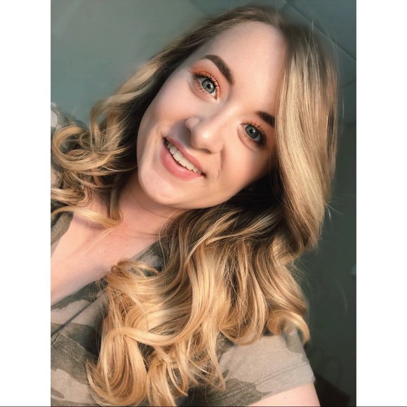 Profile Picture of Ashley Sexton (@ashleys0326) on Poshmark