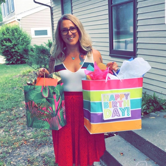 Profile Picture of Lyndsey Brozene (@lynzbeez) on Poshmark