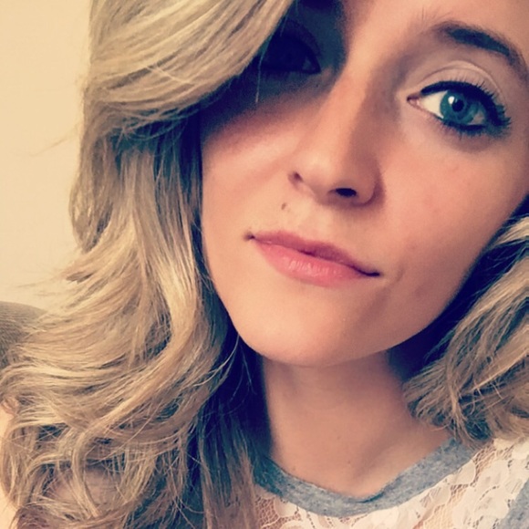 Profile Picture of Taylor Stapleton (@taylynstap) on Poshmark