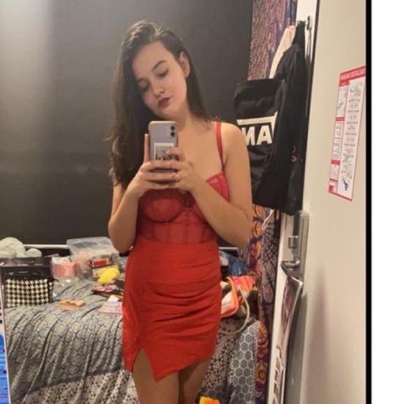 Profile Picture of Madison Clayton (@madisonclayt759) on Poshmark