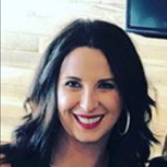 Profile Picture of Veronica Manning (@vmanning1027) on Poshmark