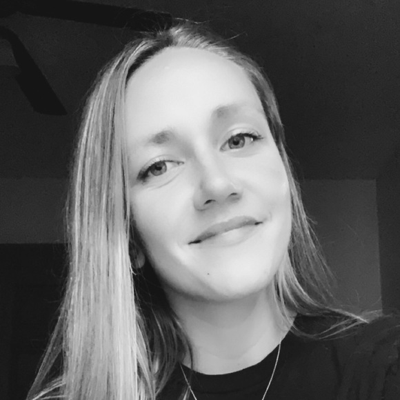 Profile Picture of Elizabeth Riehle (@riehlee410) on Poshmark