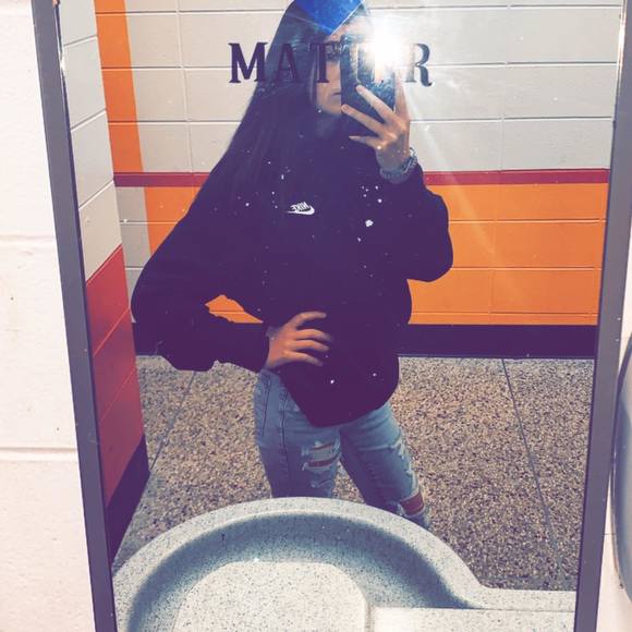 Profile Picture of Charlise Loraine (@charlisecornett) on Poshmark