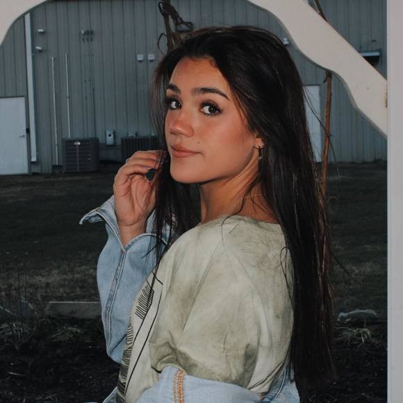 Profile Picture of Haley Ryan (@halesr03) on Poshmark